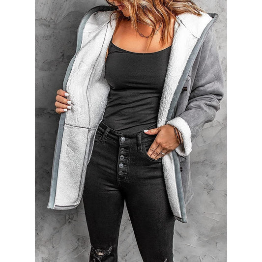 Minkštas moteriškas paltas su kailiuku ir sagomis