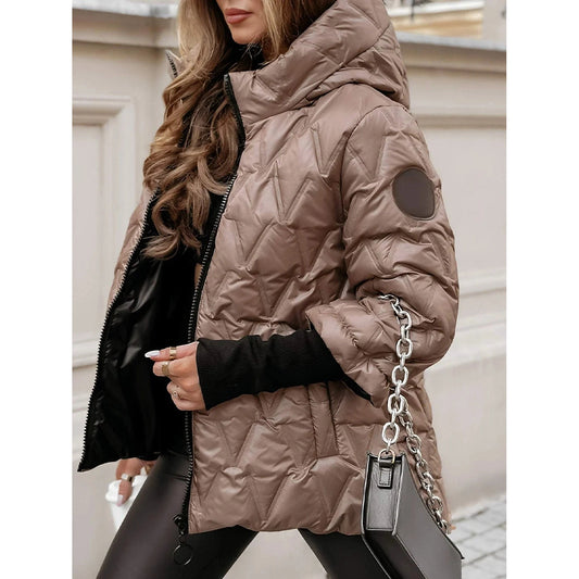 Moteriška modernaus stiliaus dygsniuota striukė su gobtuvu