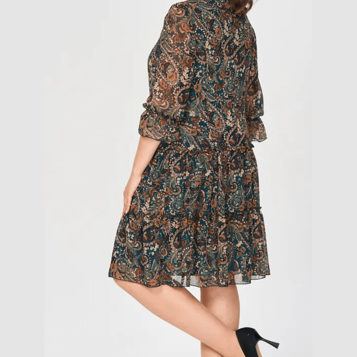 Laisva klostuota šifono suknelė