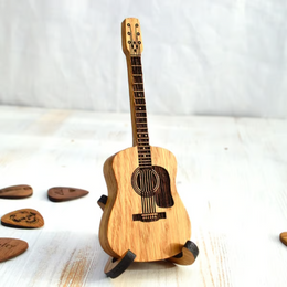 Lietuviškas suvenyras – Gitaros Mediatorių dėžutė