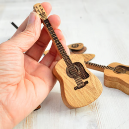 Lietuviškas suvenyras – Gitaros Mediatorių dėžutė