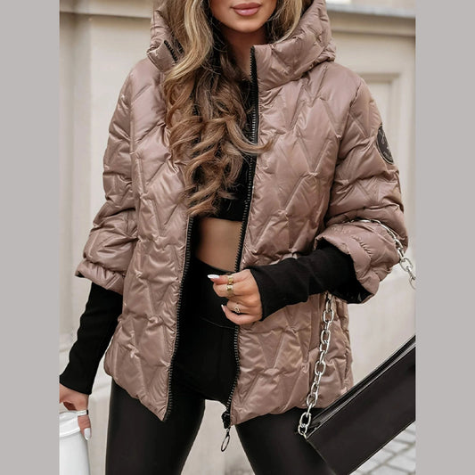 Moteriška modernaus stiliaus dygsniuota striukė su gobtuvu