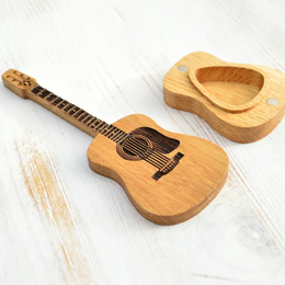 Lietuviškas suvenyras – Gitaros Mediatorių dėžutė