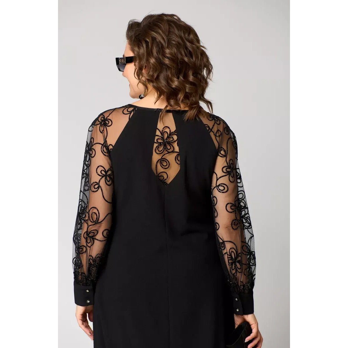 Klasikinė juoda suknelė moterims