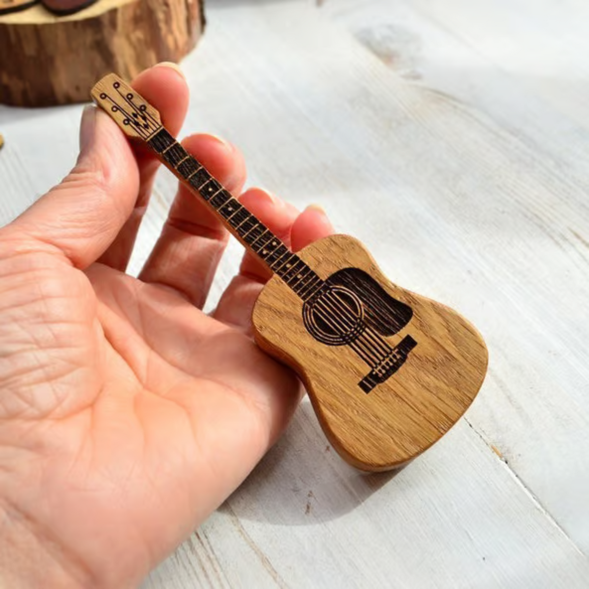 Lietuviškas suvenyras – Gitaros Mediatorių dėžutė