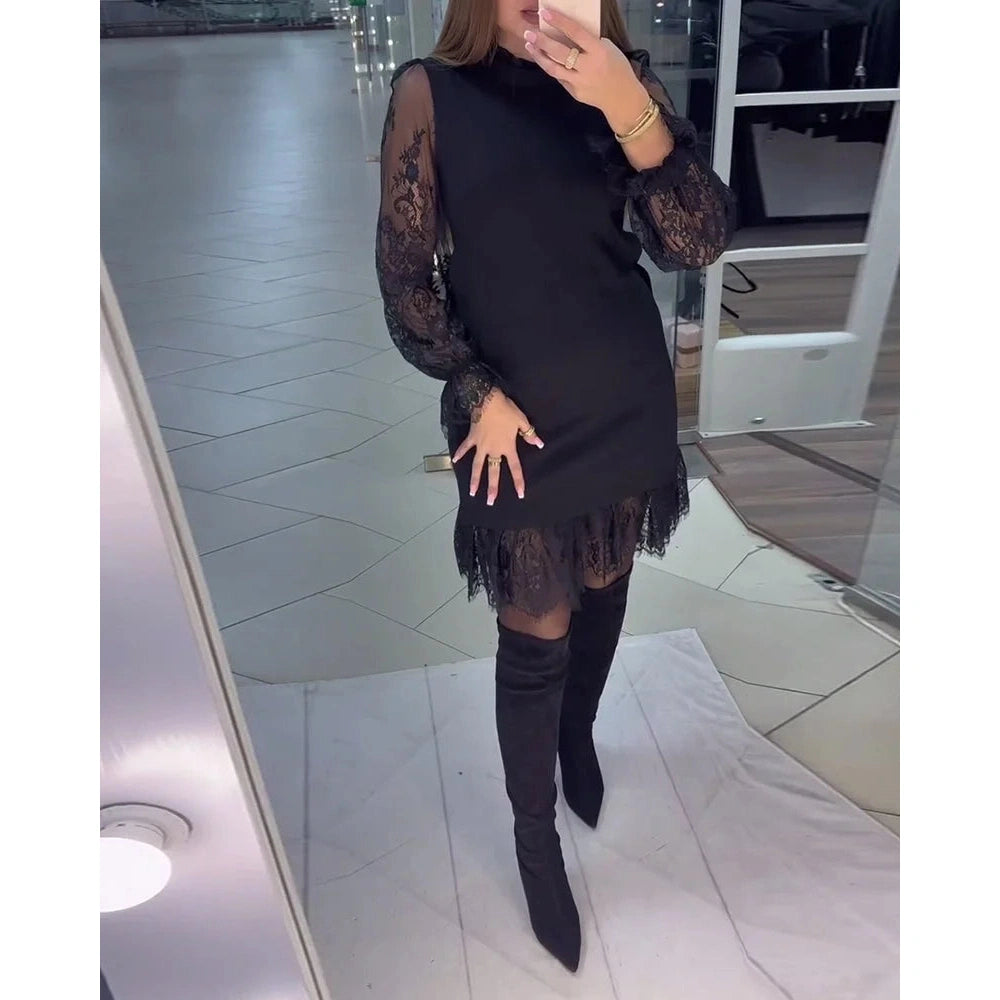 Juoda elegantiška suknelė su nėrinių rankovėmis