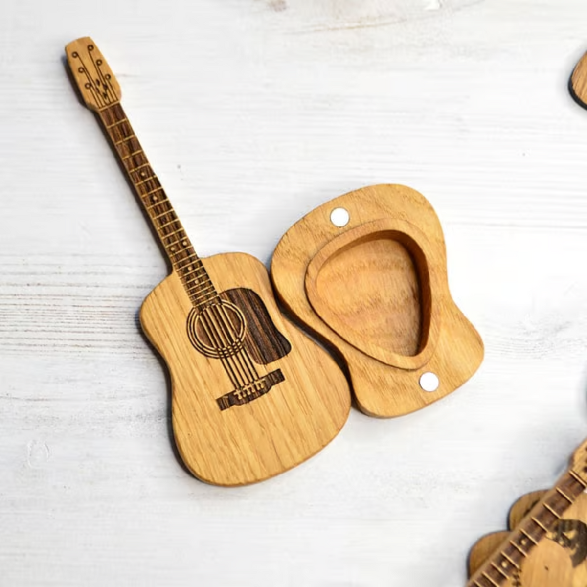 Lietuviškas suvenyras – Gitaros Mediatorių dėžutė