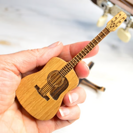 Lietuviškas suvenyras – Gitaros Mediatorių dėžutė