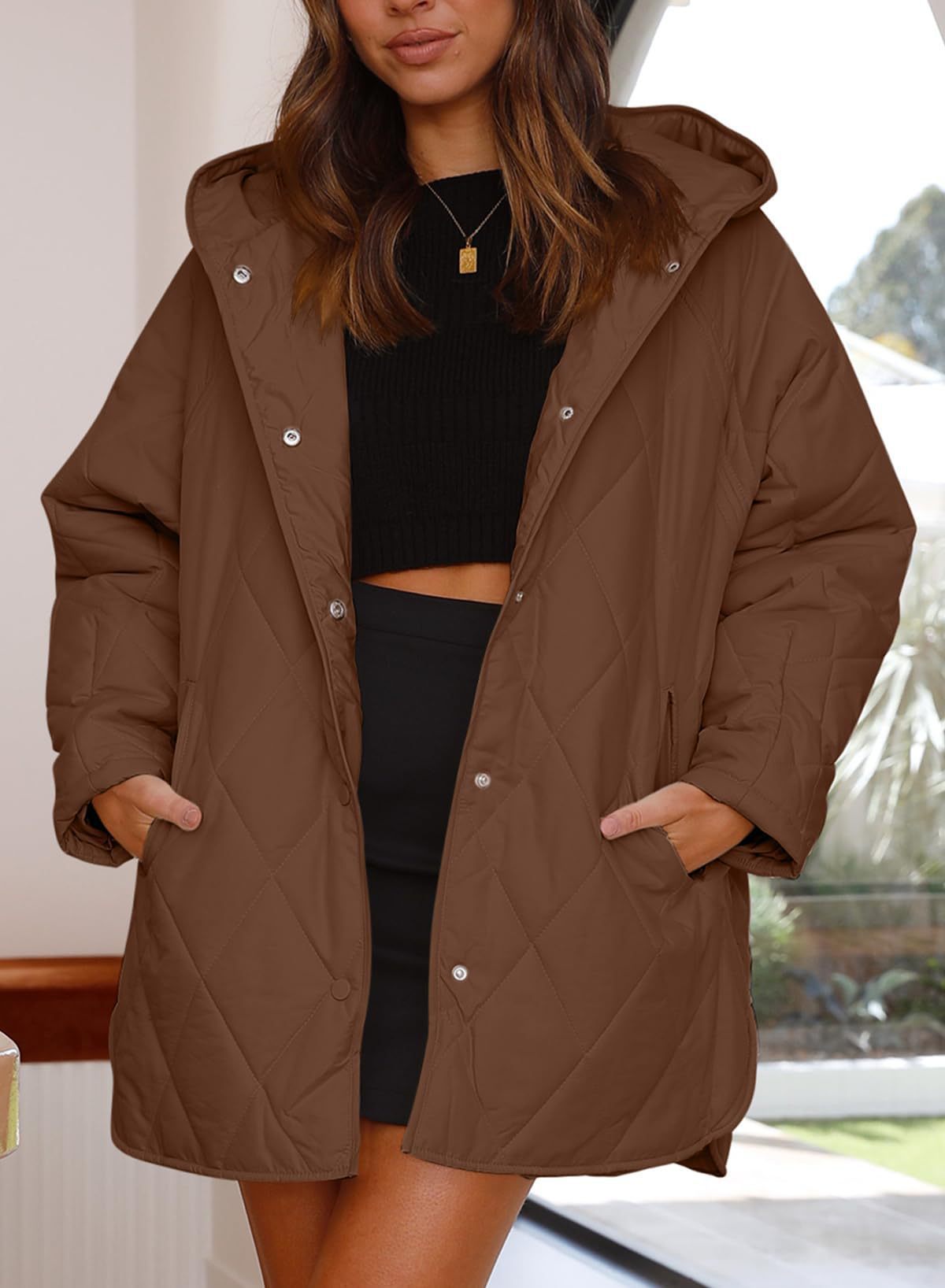 Laisvo silueto dygsniuota striukė su gobtuvu
