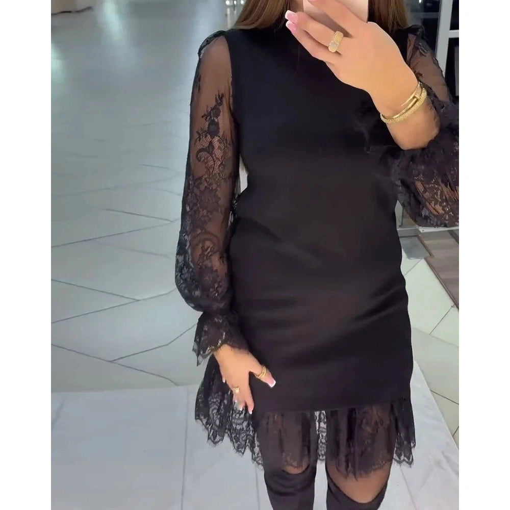 Juoda elegantiška suknelė su nėrinių rankovėmis