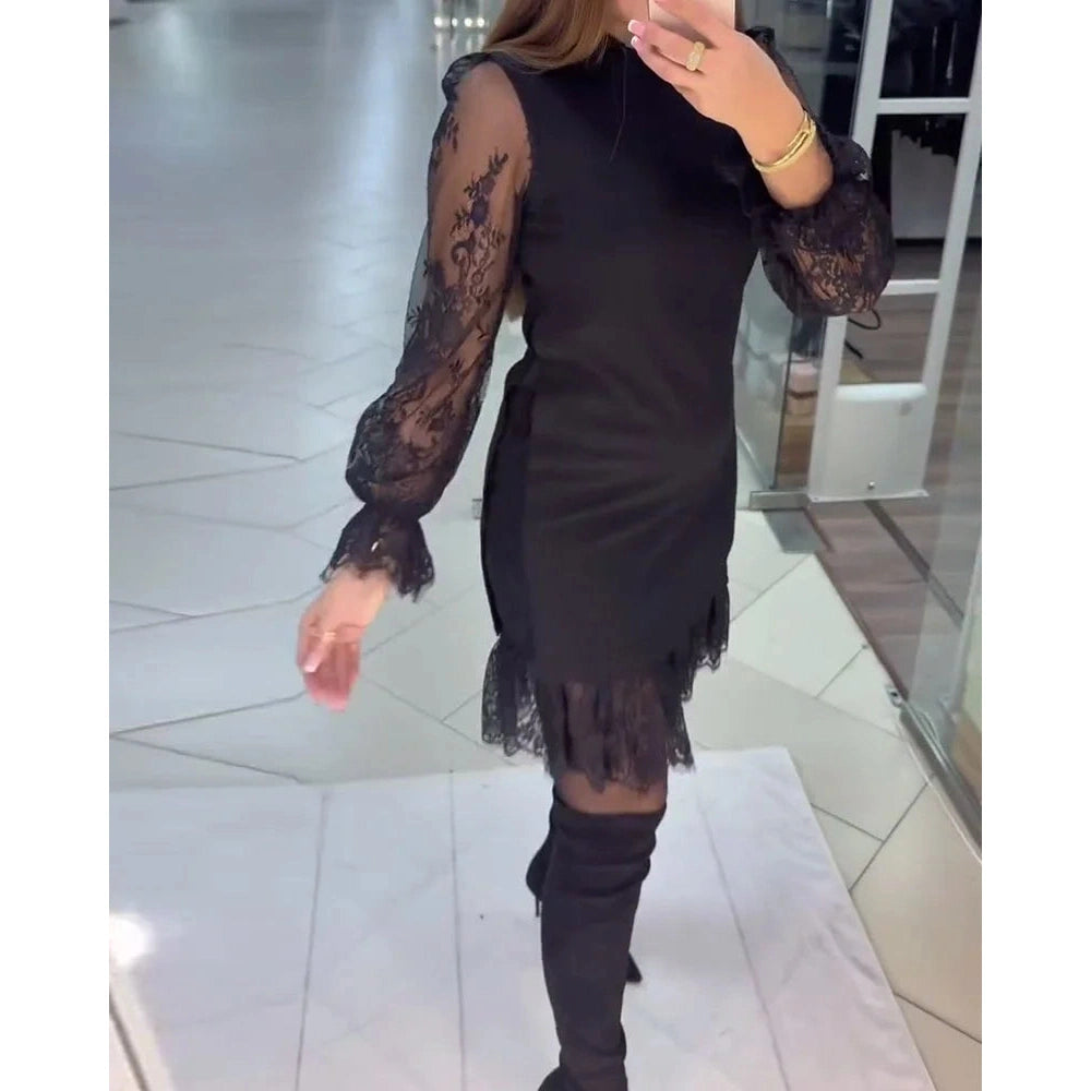 Juoda elegantiška suknelė su nėrinių rankovėmis