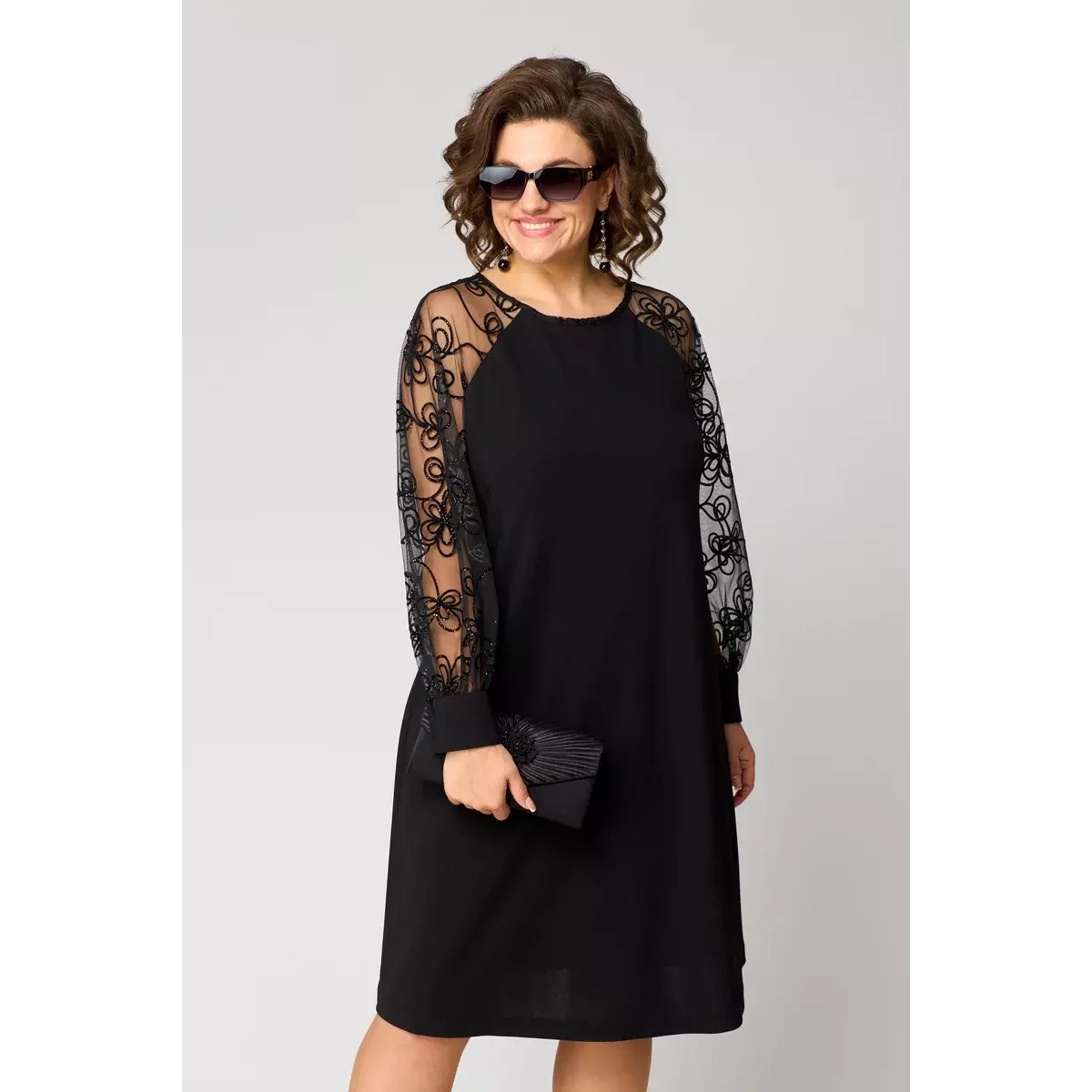 Klasikinė juoda suknelė moterims