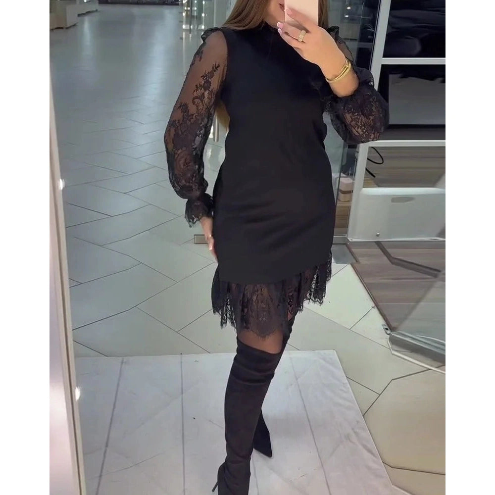 Juoda elegantiška suknelė su nėrinių rankovėmis