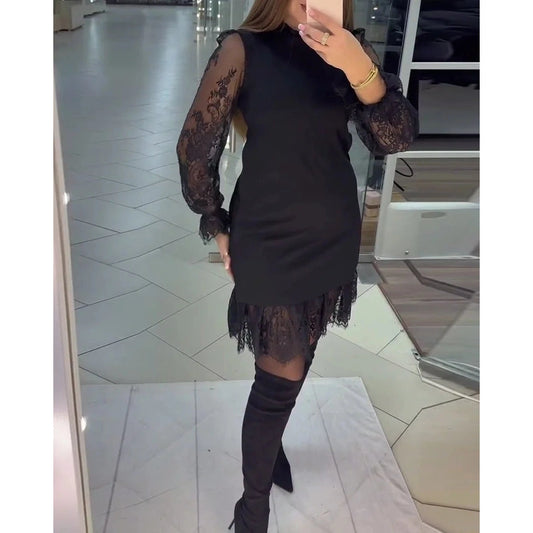 Juoda elegantiška suknelė su nėrinių rankovėmis